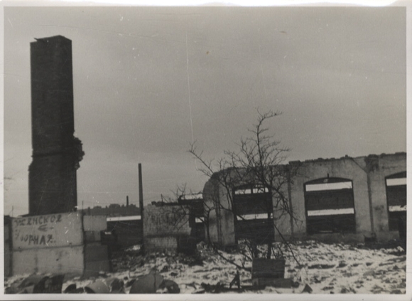 Original photo Berlin Lichtenberg, Rittergutstraße, grounds of the Harras factories, around 1944/46