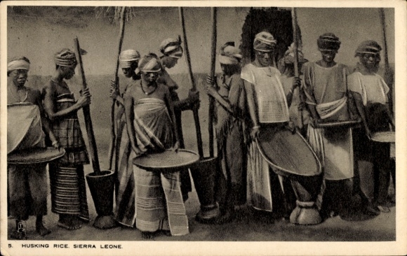 Postcard Freetown Sierra Leone, peeling rice