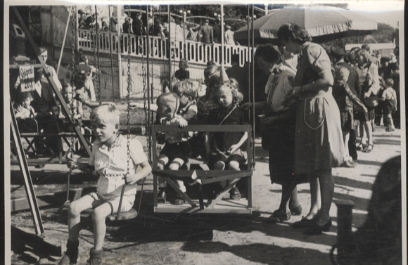 Original photo Berlin Treptow, amusement park, children's carousel, around 1948
