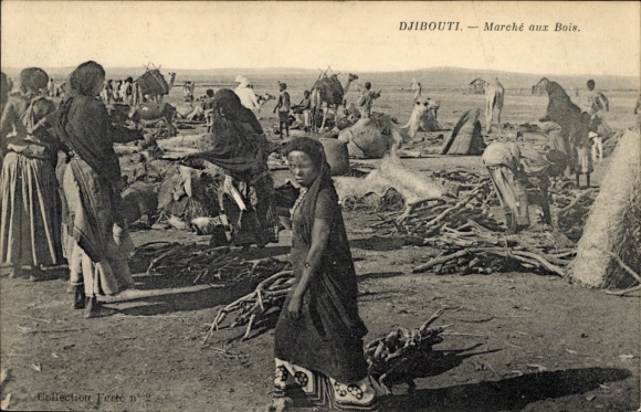 Postcard Djibouti Djibouti, market in women with wood, traditional clothing