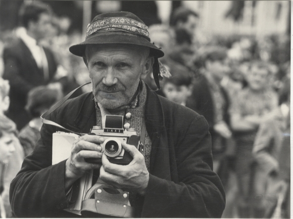 Original photo by Hans-Joachim Spremberg, Romania trip, older Romanian with camera, around 1965