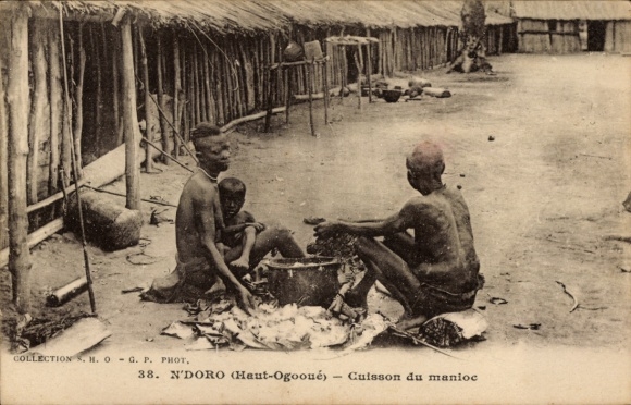 Postcard N'Doro Haut Ogooue Gabon Afrique, Cuisson du manioc, Women cook cassava