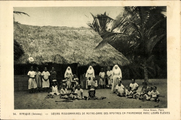 Postcard Dahomey, Soeurs Missionaires de Notre Dame des Apotres en Promenade with leurs éléves