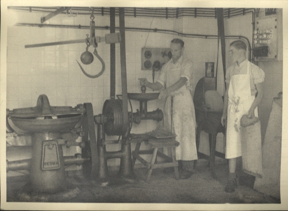 Original photo Berlin Altglienicke, slaughterhouse of the Lebsa butcher shop, around 1948