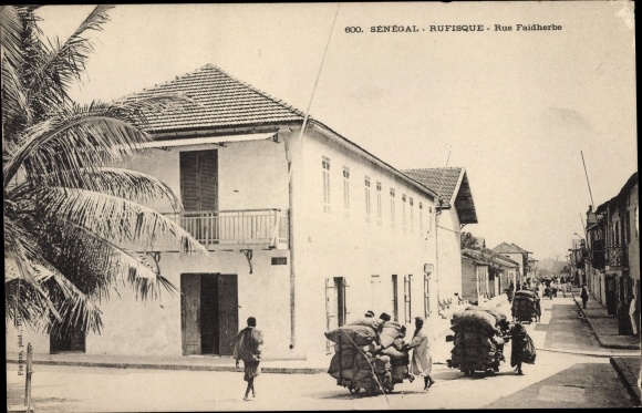 Postcard Senegal, Rufisque, Rue Faidherbe, transport of the goods ...