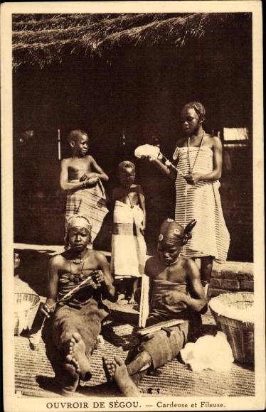 Postcard Ségou Sudan, local carders and spinners