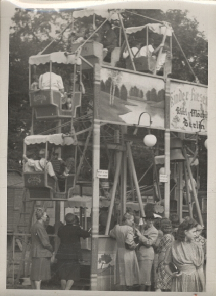 Original photo Berlin Treptow, amusement park, children's Ferris wheel, around 1948