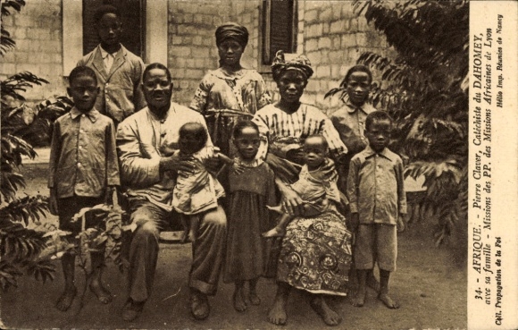 Postcard Benin, Catechiste Pierre Claver avec sa famille, Missions des PP des Missions Africaines de Lyon