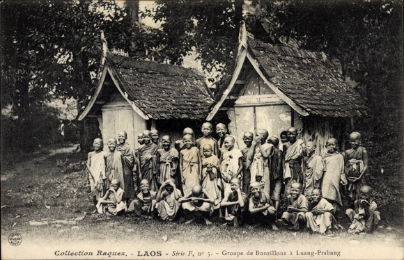 Postcard Laos, Group of Bonzillons in Luang Prabang