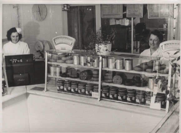 Original photo Berlin Weißensee, Streustraße, Klinke butcher shop, salesroom, 1946, approx. 13 x 18 cm