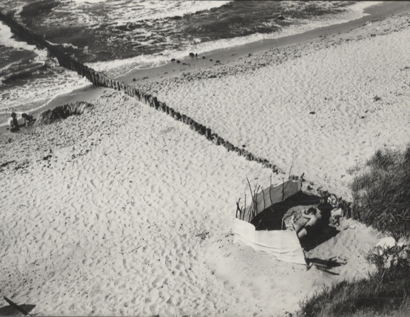 Original photo by Hans-Joachim Spremberg, lovers on the beach of Ahrenshoop/Darss, around 1965