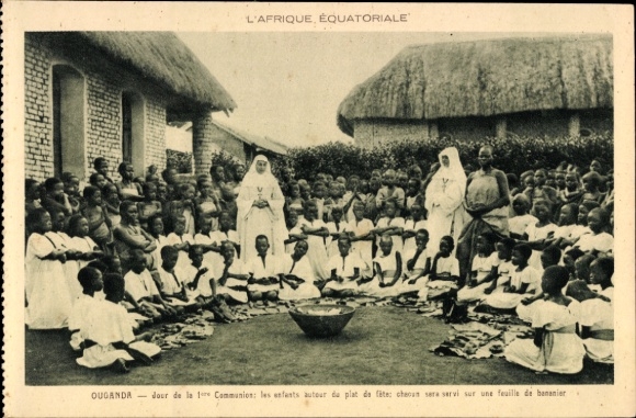 Postcard Ouganda Uganda, First Communion Day, children in front of a festive meal, missionary sisters
