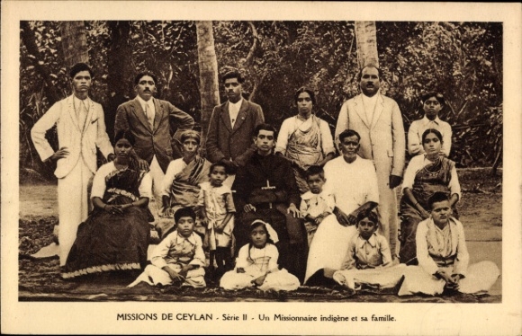 Postcard Ceylon Sri Lanka, Un Missionnaire indigenous et sa famille