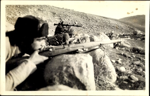 Photo Postcard Iran, men with rifles and bazooka, Komalah