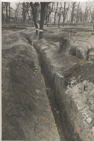 Original photo Berlin Friedrichshain, Bunkerberg in Volkspark Friedrichshain, around 1946, approx. 12x17 cm