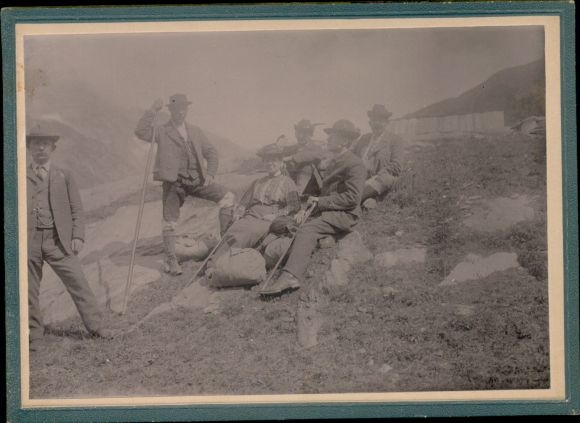 Photo of hikers resting on the Pfandlscharte pass at the Großglocknerhaus.