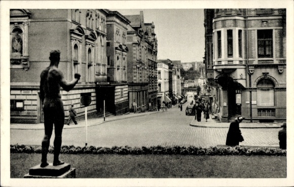 Postcard Flensburg in Schleswig-Holstein, view of Rathausstraße, statue in the foreground, city view