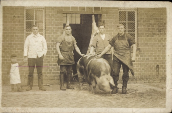 Photo Söhlde in Lower Saxony, Heinrich Evers butcher shop, men with pig