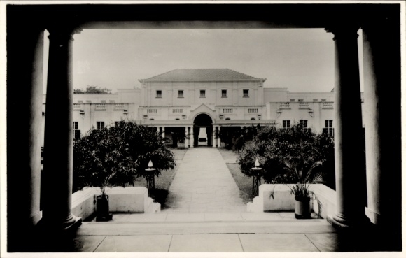 Victoria Falls, Zimbabwe, Victoria Falls Hotel, courtyard, black and white photo