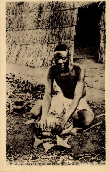 Postcard Malawi, Missions du Shiré des Pères Montfortains, Africans
