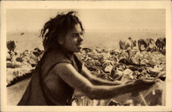 Postcard Tillabéri Niger, cours du raid Alger Dakar Alger, extraite du film Image d'Afrique, le Berger