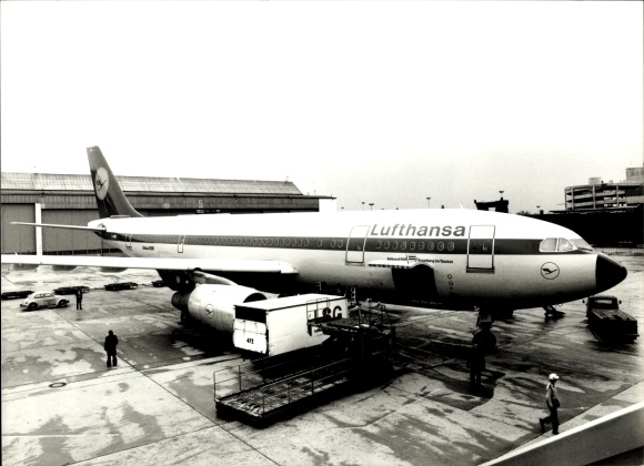 Photo of a passenger plane, Lufthansa, airport
