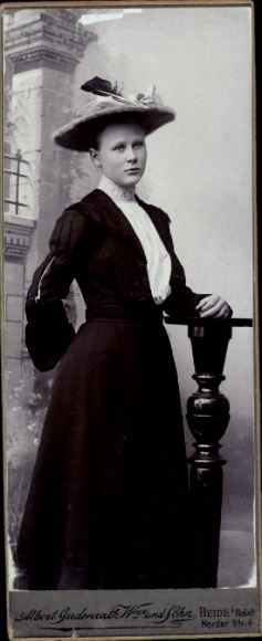 CdV Woman in black dress, portrait