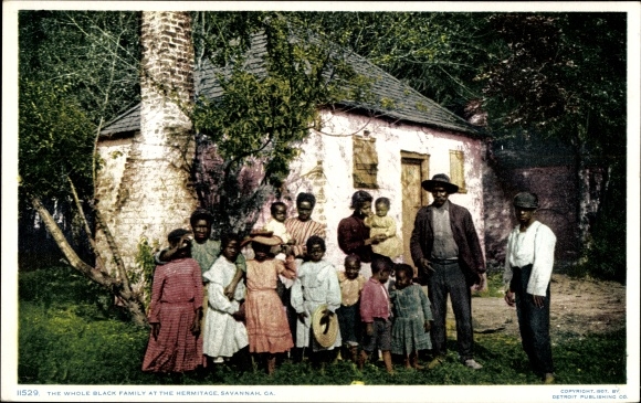 Postcard Svannah Georgia USA, The whole black family at the Hermitage