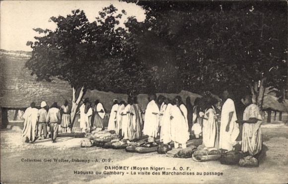 Postcard Dahomey Benin, market scene, women in white dresses, goods on the ground, Dahomey