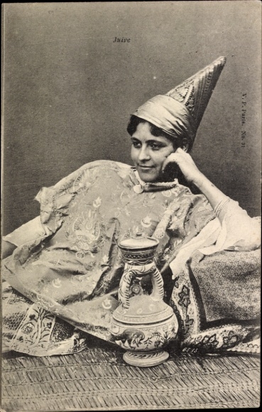 Judaica Postcard Jewish woman in traditional costume, portrait