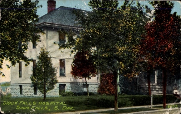 Postcard Sioux Falls South Dakota USA, Sioux Falls Hospital, two-story building, trees,