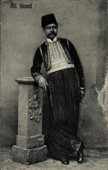 Postcard Ali Yemil, portrait in traditional dress