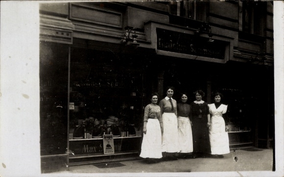 Photo Postcard Berlin Neukölln, Rudolph Schmiedel shop, Wissmannstr. 1, shop window, saleswomen