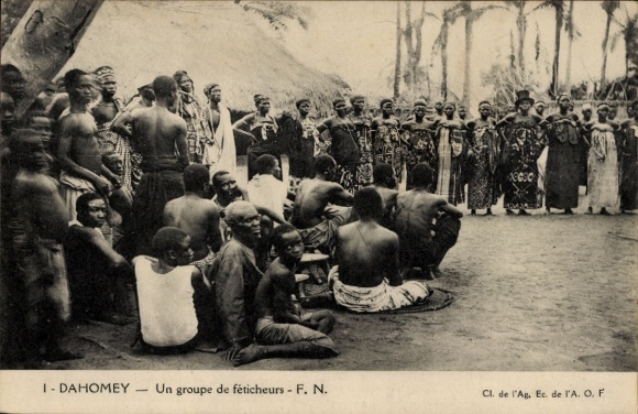 Postcard Dahomey Benin, group of fetishists, men and women in traditional clothing, Dahomey