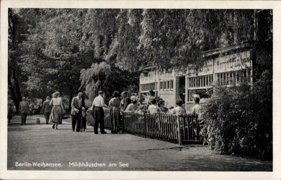 Postcard Berlin Weißensee, milk house on the lake, visitors
