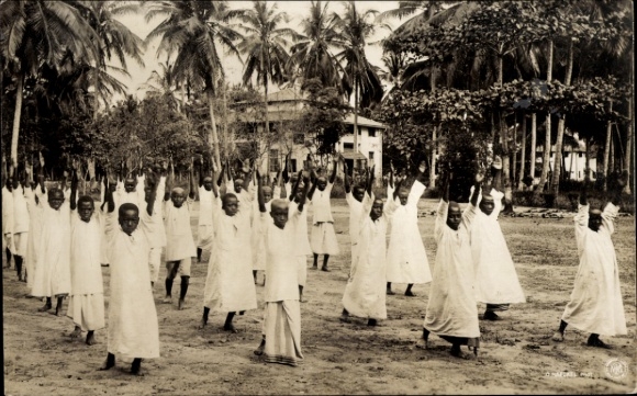 Postcard Daressalam Dar es Salaam Tanzania, German East Africa, school children during gymnastics class