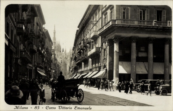 Postcard Milano Milan Lombardy, street with horse-drawn carriages, shops, people, Corso Vittorio Emanuel