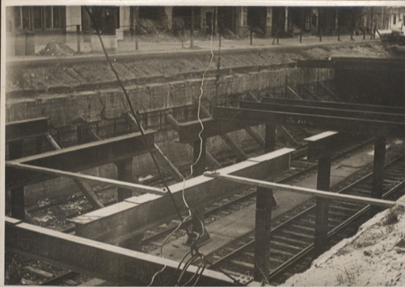 Original photo Berlin Wilmersdorf, construction work at the Nürnberger Platz subway station, around 1945/46