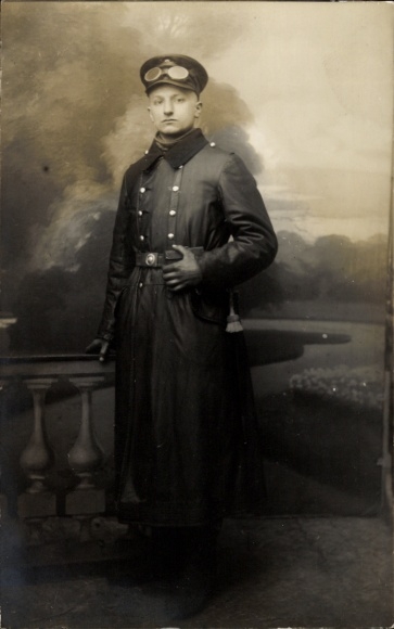 Photo: portrait of a man, black coat, aviator sunglasses