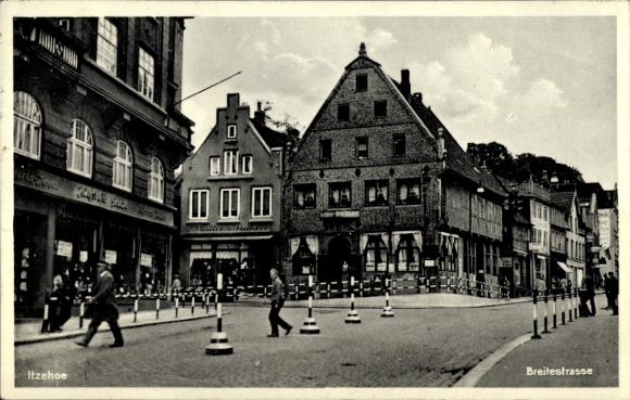 Itzehoe in Holstein, black and white photo, Breitestraße, people, road traffic