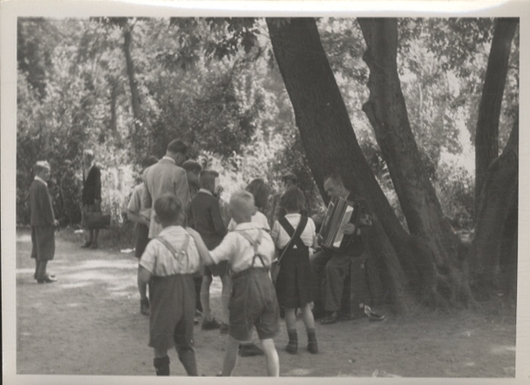 Original photo Berlin Treptow, in Treptower Park, around 1948