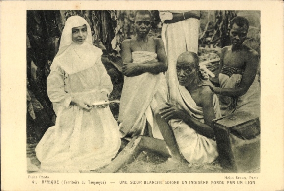Postcard Tanzania, Tanganyika, a soeur blanche soigne un Indigenous Nordu par un lion