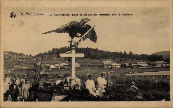 Postcard Philippines, American helpers at the grave of the martyrs of the fatherland
