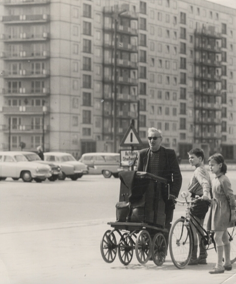 Original photo of Hans-Joachim Spremberg, organ grinder, Neubauten Berlin, around 1965
