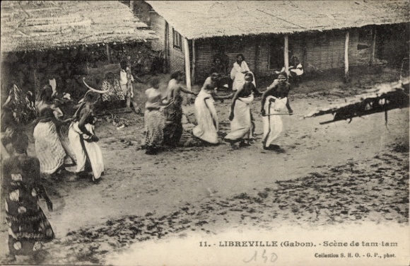 Postcard Libreville Gabon, Scene de tam tam, Villagers dancing