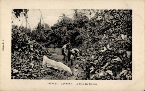 Postcard Adjarah Dahomey Benin, the women's bath