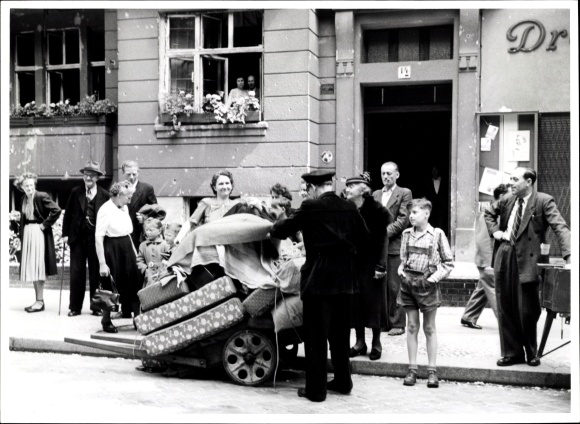 Photo Bert Sass Berlin, moving with a cart