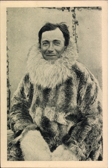 Postcard Alaska USA, La Curé du Pôle Nord, Mission de Marys Igloo, missionary in winter fur