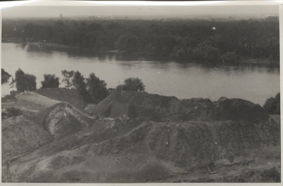 OFoto Berlin Lichtenberg, site of the Klingenberg thermal power station, Spree river bank, around 1946, approx. 12x17 cm