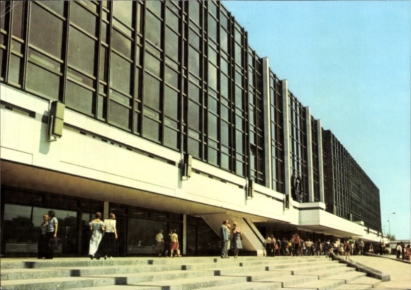 Postcard Berlin Mitte, capital of the GDR, Palace of the Republic, visitors